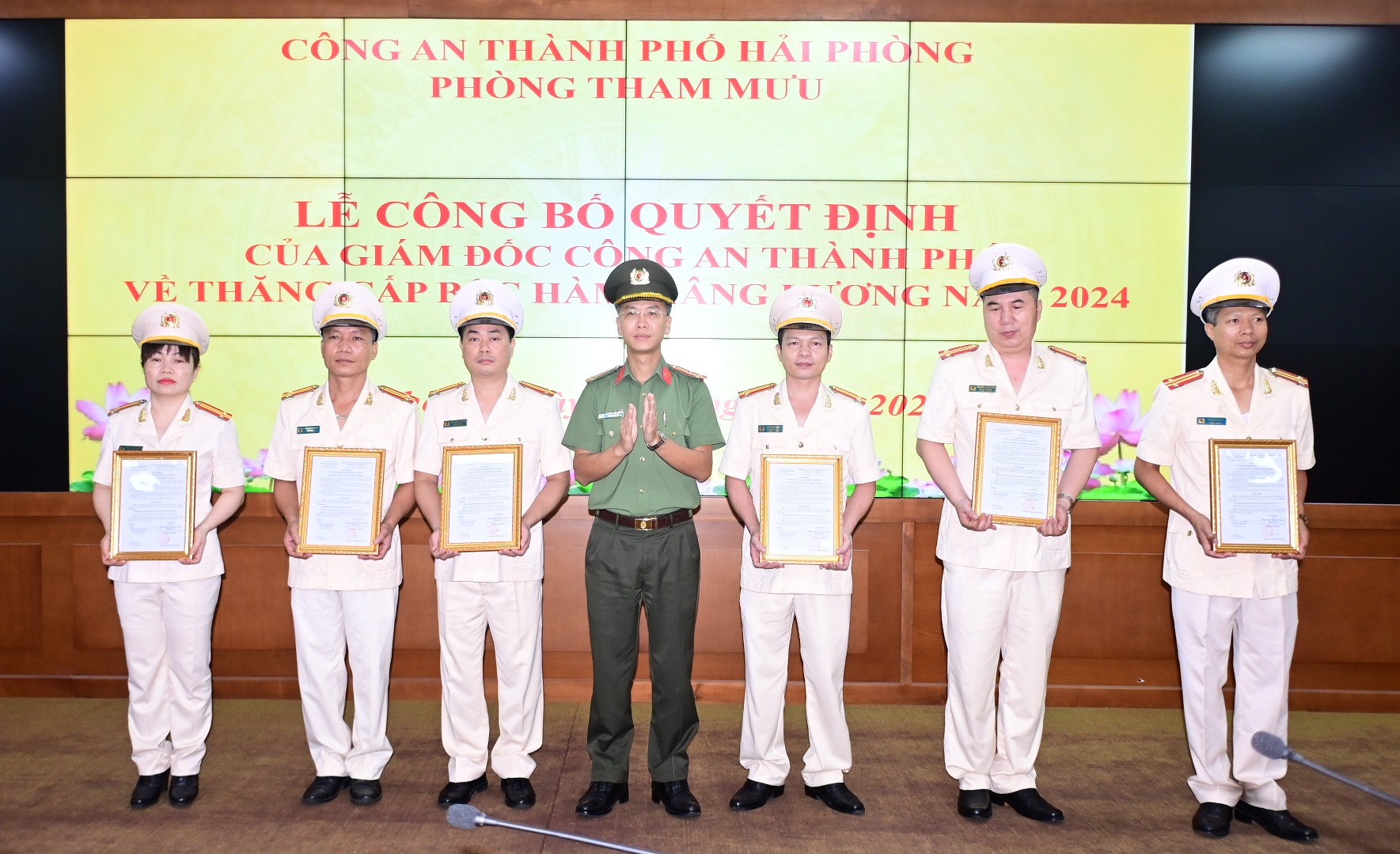 Phòng Tham mưu - CATP: Tổ chức Lễ công bố Quyết định của Giám đốc CATP về thăng cấp bậc hàm, nâng lương năm 2024